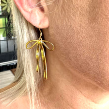 Load image into Gallery viewer, 2027 Wavy Bow Earrings, Unit Queen of Sharing